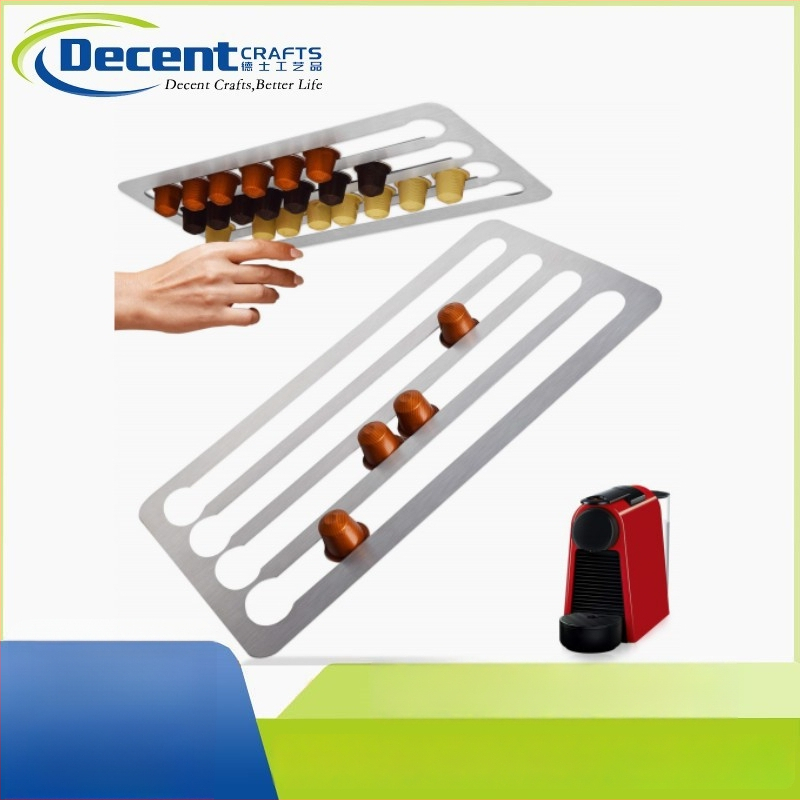 Kovový stojan na kapsule kávy, nástenná lepiaca montáž, moderný minimalistický štýl, uvedený v zime 2020