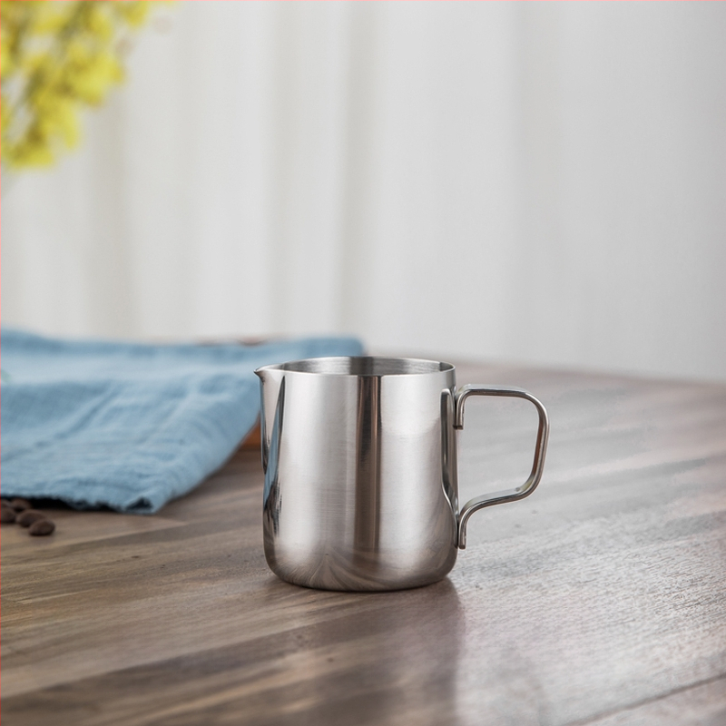 Kanica na latte art so špičatým výtokom, hrubšie telo z 201 nerezovej ocele, s meracou stupnicou