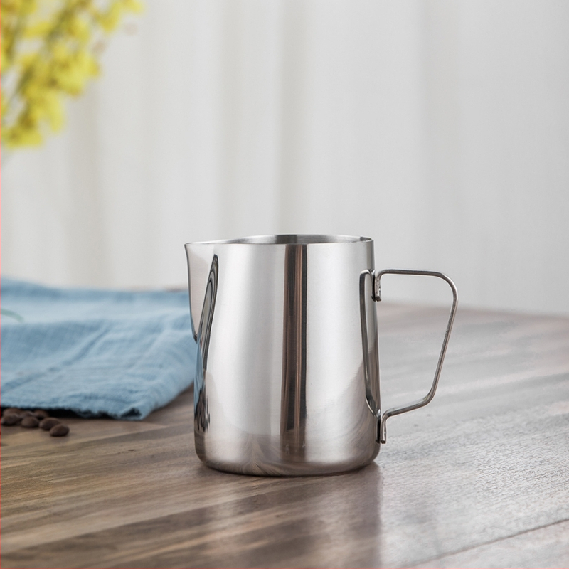 Kanica na latte art so špičatým výtokom, hrubšie telo z 201 nerezovej ocele, s meracou stupnicou