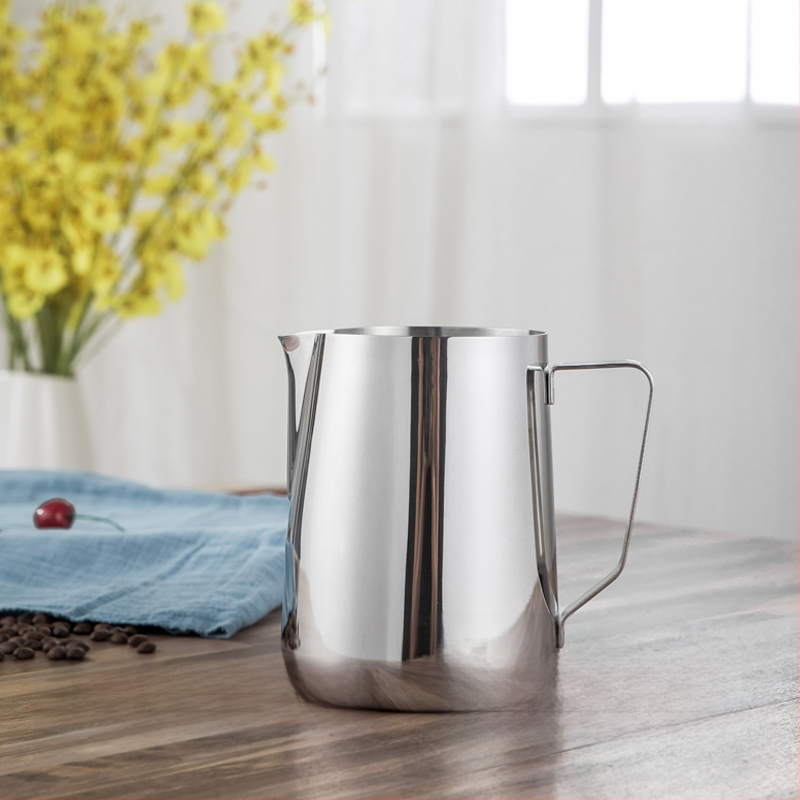 Kanica na latte art so špičatým výtokom, hrubšie telo z 201 nerezovej ocele, s meracou stupnicou