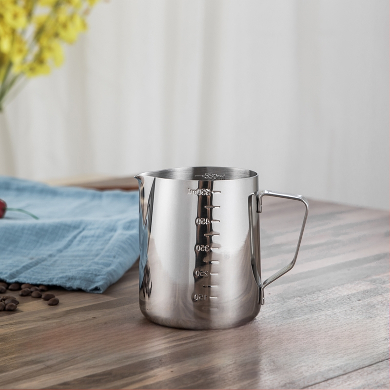 Kanica na latte art so špičatým výtokom, hrubšie telo z 201 nerezovej ocele, s meracou stupnicou