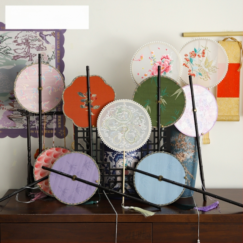 Ķīnas antīkā stila roku vents ar garu rokturi un pušķi, materiāls: audums, zīmols Tane, atsevišķa iepakošana