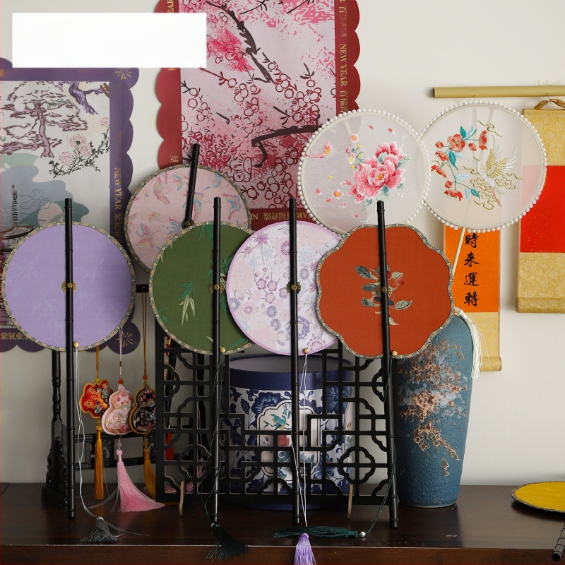 Ķīnas antīkā stila roku vents ar garu rokturi un pušķi, materiāls: audums, zīmols Tane, atsevišķa iepakošana