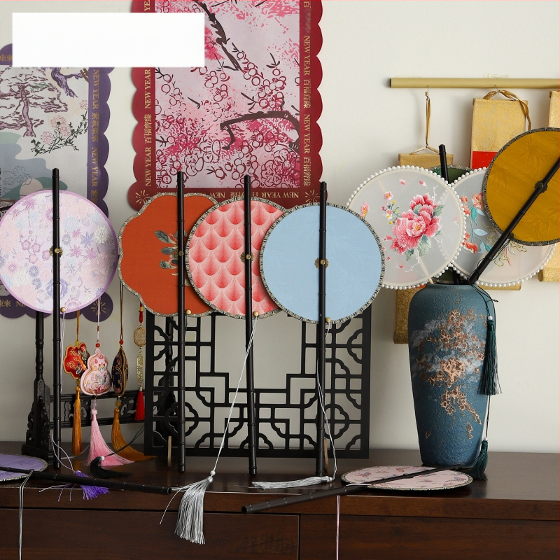 Ķīnas antīkā stila roku vents ar garu rokturi un pušķi, materiāls: audums, zīmols Tane, atsevišķa iepakošana