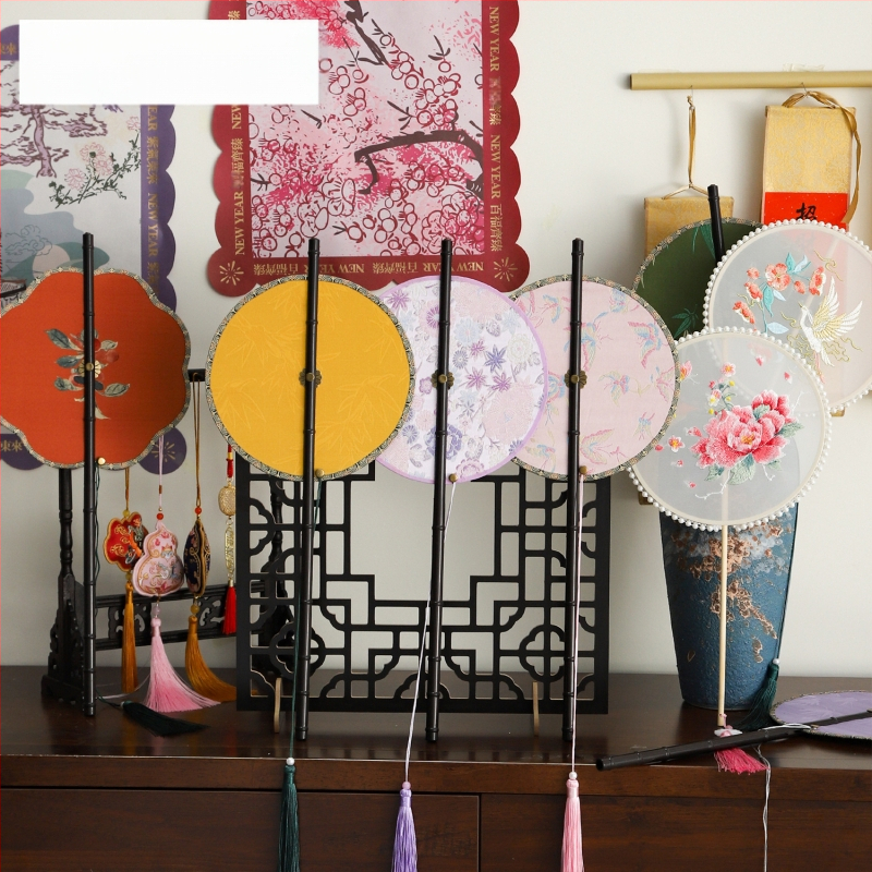 Ķīnas antīkā stila roku vents ar garu rokturi un pušķi, materiāls: audums, zīmols Tane, atsevišķa iepakošana