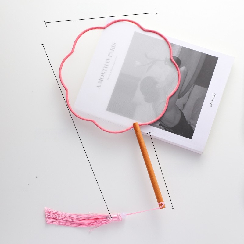 Ķīnas antīkā stila roku vents ar garu rokturi un pušķi, materiāls: audums, zīmols Tane, atsevišķa iepakošana