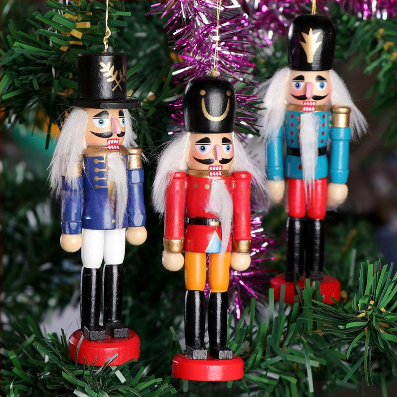 Nutcracker vojak – drevená ozdoba na vianočný stromček, Schima superba, balená v darčekovej krabičke, LyAn