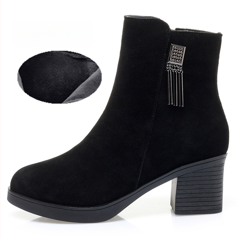 Moteriški medvilniniai auliniai su vidutinio aukščio kulnu, karvės suede viršutinė dalis, gumos padas, užtrauktukas nugarinėje dalyje, žuvies burnos formos pirštas