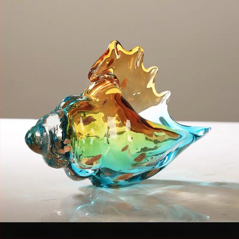 Sklenený dekoratív mušľový tvar, fúkané sklo, leštený povrch, jednoduchý moderný štýl, abstraktná forma