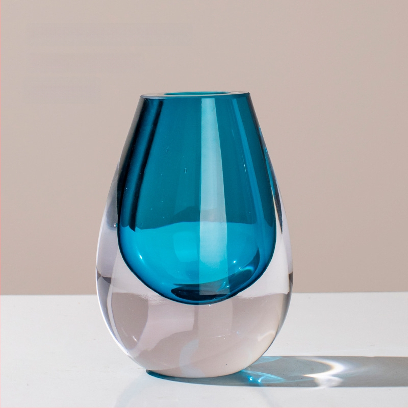 Sklenená váza, fúkaná, moderný minimalistický geometrický dizajn, leštený povrch