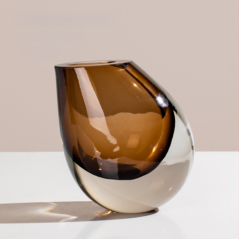 Sklenená váza, fúkaná, moderný minimalistický geometrický dizajn, leštený povrch