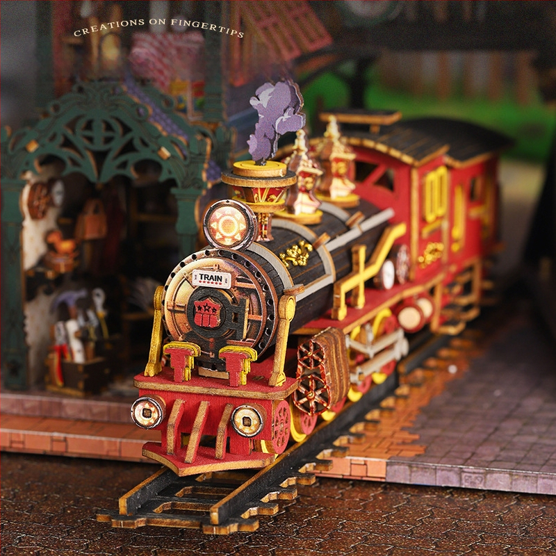 DIY drevený model malého domu — ručne zostaviteľný a slúži ako stojan na knihy. Značka Jiate, kód Es019–a, vhodný pre vek 15–35.