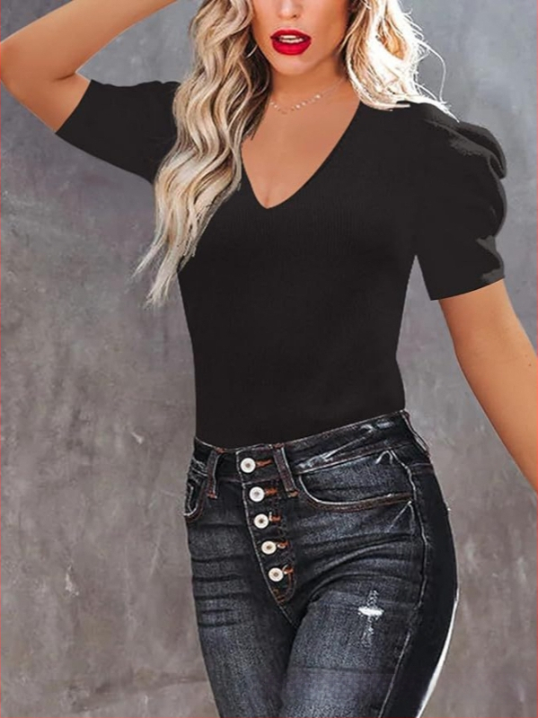 Kootud V-kaelusega lühikeste varrukatega top — slim fit, viskooskiududest kudum, pikkus 40–50 cm