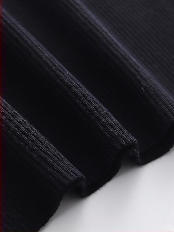 Kootud V-kaelusega lühikeste varrukatega top — slim fit, viskooskiududest kudum, pikkus 40–50 cm