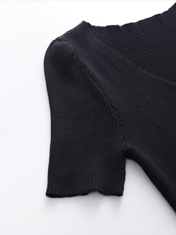 Kootud V-kaelusega lühikeste varrukatega top — slim fit, viskooskiududest kudum, pikkus 40–50 cm