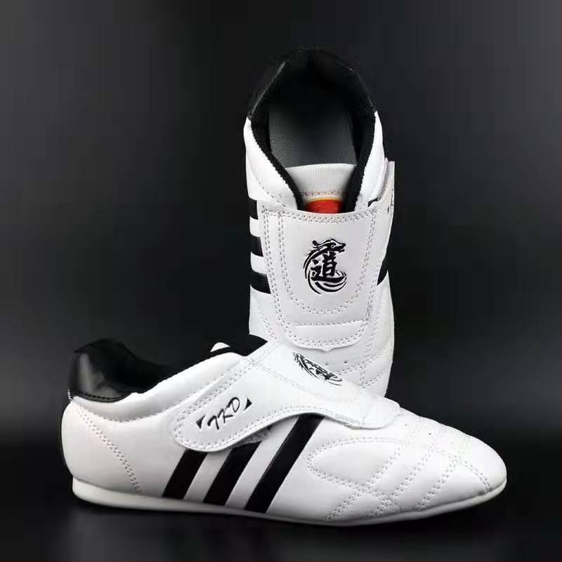 Taekwondo topánky – dýchajúce, odolné voči opotrebeniu, protišmyková podrážka; vrchný diel z imitovanej kože; polyesterová tkanina.