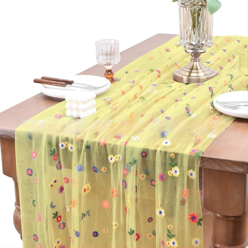 Stalo vėliava su išsiuvinėtu floros motyvu ant skaidrių poliesterio tinklo, kaimo stilius, žolės motyvas, pritaikymas