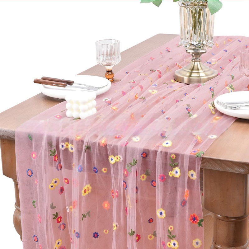 Stalo vėliava su išsiuvinėtu floros motyvu ant skaidrių poliesterio tinklo, kaimo stilius, žolės motyvas, pritaikymas