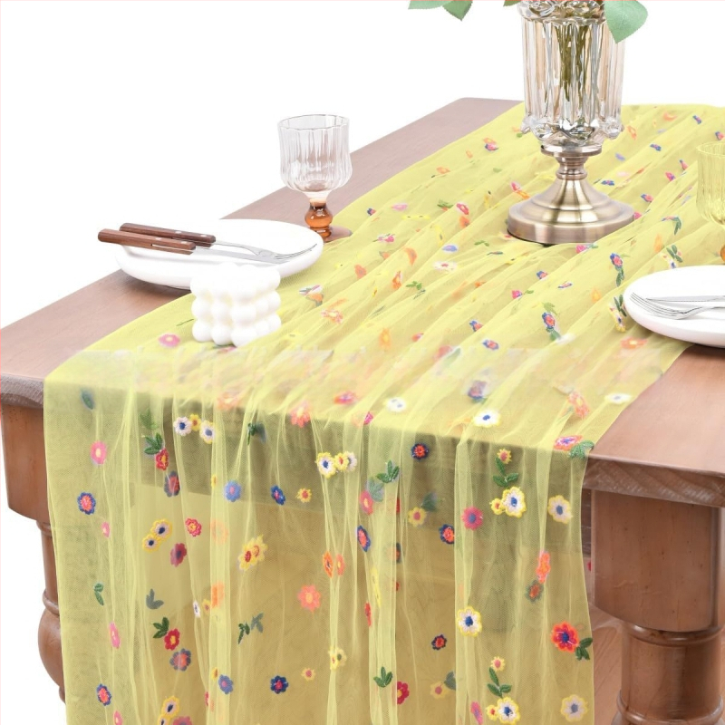 Stalo vėliava su išsiuvinėtu floros motyvu ant skaidrių poliesterio tinklo, kaimo stilius, žolės motyvas, pritaikymas