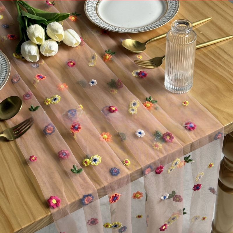 Stalo vėliava su išsiuvinėtu floros motyvu ant skaidrių poliesterio tinklo, kaimo stilius, žolės motyvas, pritaikymas