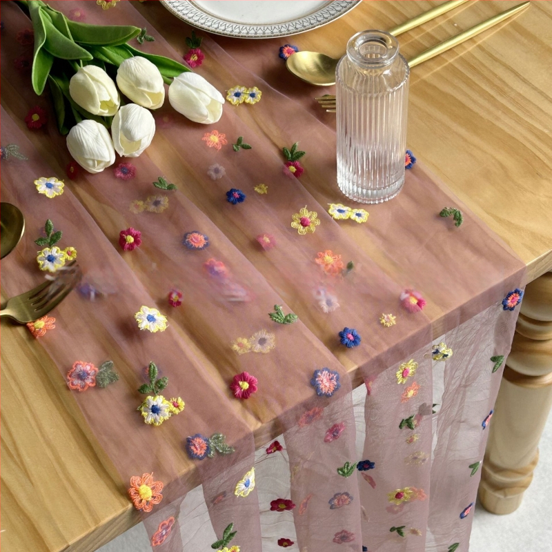 Stalo vėliava su išsiuvinėtu floros motyvu ant skaidrių poliesterio tinklo, kaimo stilius, žolės motyvas, pritaikymas