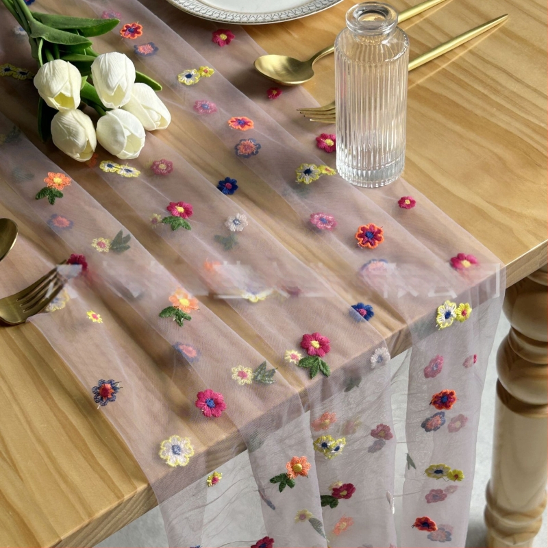 Stalo vėliava su išsiuvinėtu floros motyvu ant skaidrių poliesterio tinklo, kaimo stilius, žolės motyvas, pritaikymas