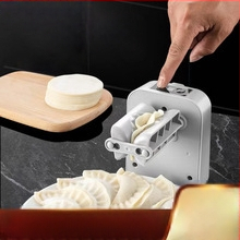 Automatický knedľovač pre domácu kuchyňu, moderný dizajn, prispôsobiteľný, uvedený na trh v roku 2023.