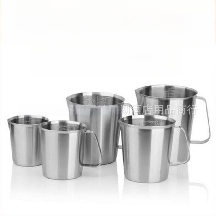 Merací pohár z nerezovej ocele 304 s integrovanou stupnicou, vhodný na čaj s mliekom a kávu; viaceré modely s čiarami a tolerancia ±100 ml.