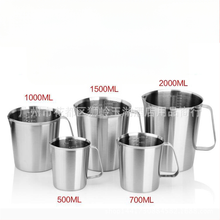 Merací pohár z nerezovej ocele 304 s integrovanou stupnicou, vhodný na čaj s mliekom a kávu; viaceré modely s čiarami a tolerancia ±100 ml.