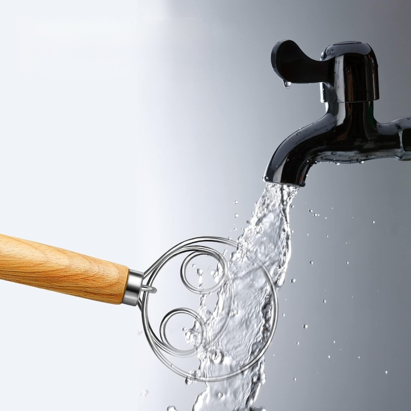 Vajíčkový šľahač s dubovou rúčkou a nerezovým telom, ručné ovládanie