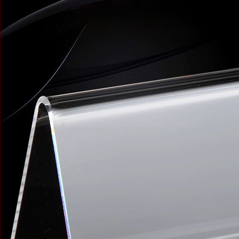 Štít s menom študenta s V-tvarným trojuholníkom pre miesto sedenia (akryl; výstavná stojan; stolný displej)