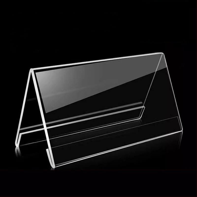 Štít s menom študenta s V-tvarným trojuholníkom pre miesto sedenia (akryl; výstavná stojan; stolný displej)