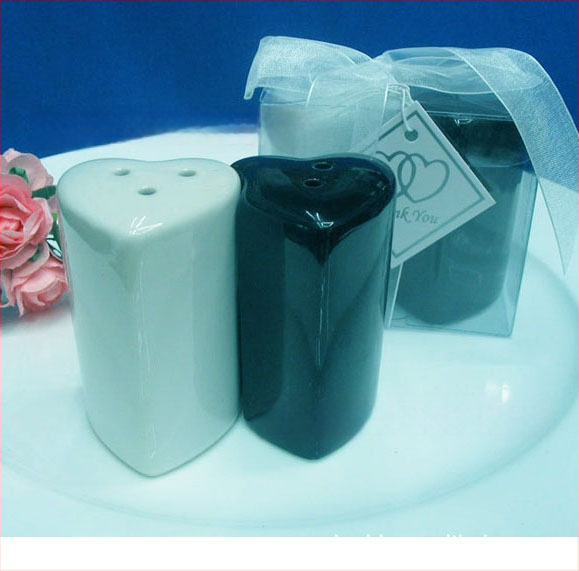 Srdcovitá keramická fľaštička na korenie so darčekovým balením, vhodná na svadby