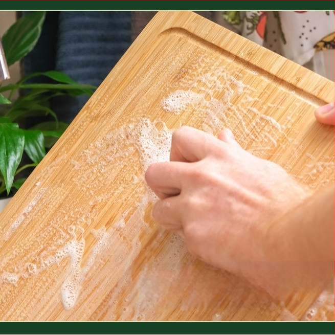 Drevený kuchynský podnos s obojstrannou doskou na krájanie, minimalistický moderný dizajn