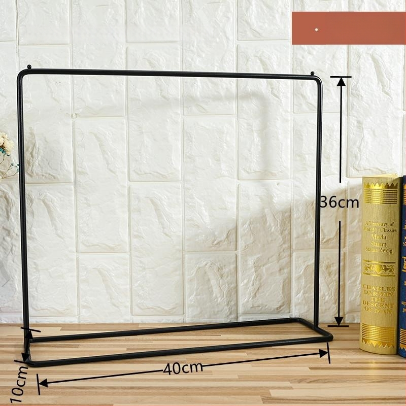 Stolný stojan na spodné prádlo s kovovým vešiakom na podprsenky