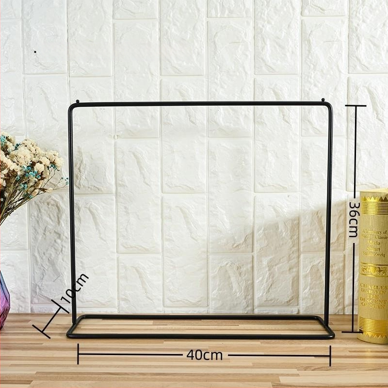 Stolný stojan na spodné prádlo s kovovým vešiakom na podprsenky