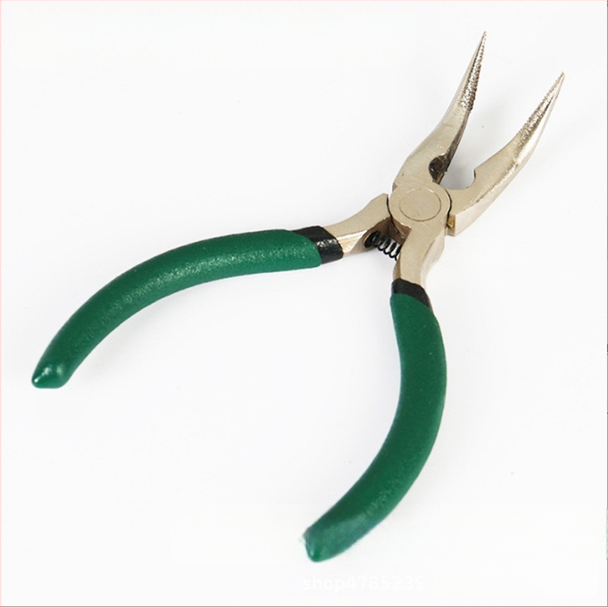 Kliešte s oblou ústou, s dlhým nosom s zubami, zahnutou hlavou, izolované, 45# oceľ