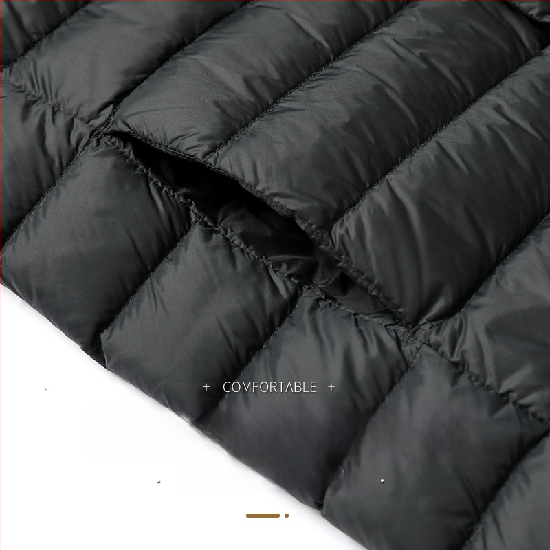 Vyriska pūkinė striukė – lengva žieminė, balta antis pūka (86–90%), 550 užpildymo galia, išorinis audinys nailonas/poliamidas 100%, pamušalas poliesteris 100%, siauras kirpimas