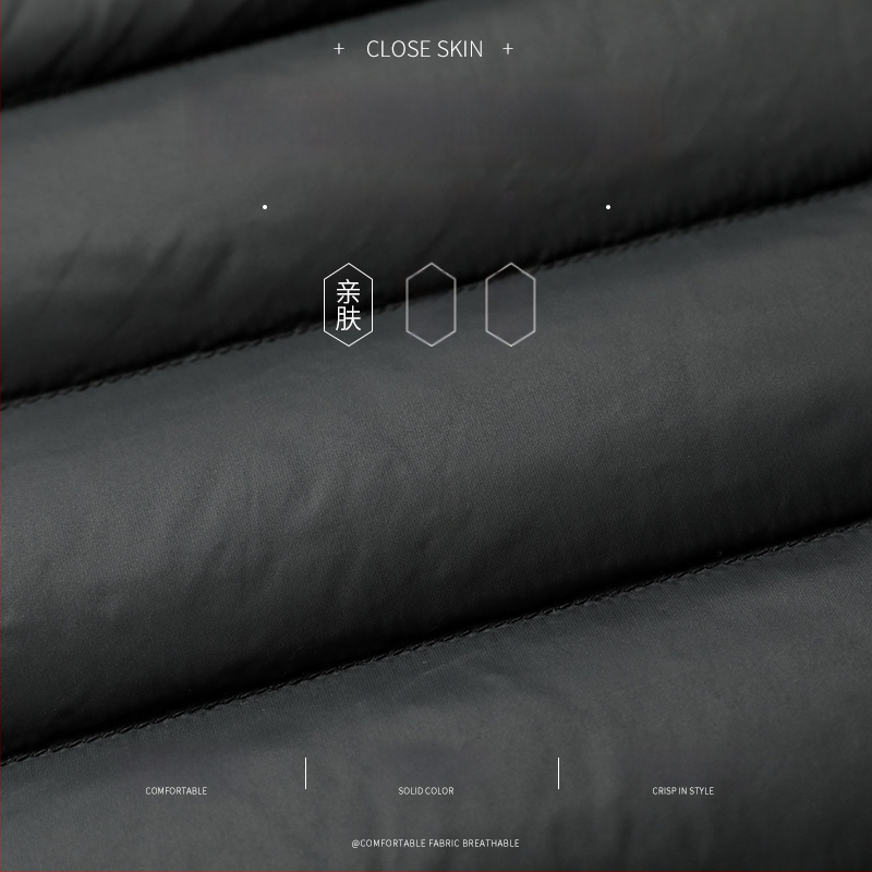 Vyriska pūkinė striukė – lengva žieminė, balta antis pūka (86–90%), 550 užpildymo galia, išorinis audinys nailonas/poliamidas 100%, pamušalas poliesteris 100%, siauras kirpimas