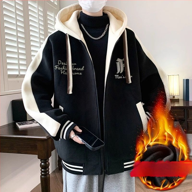 Meeste kapuutsiga jakk, tikandiga, paks polüesterseguga, vaba lõige, tõmblukk.