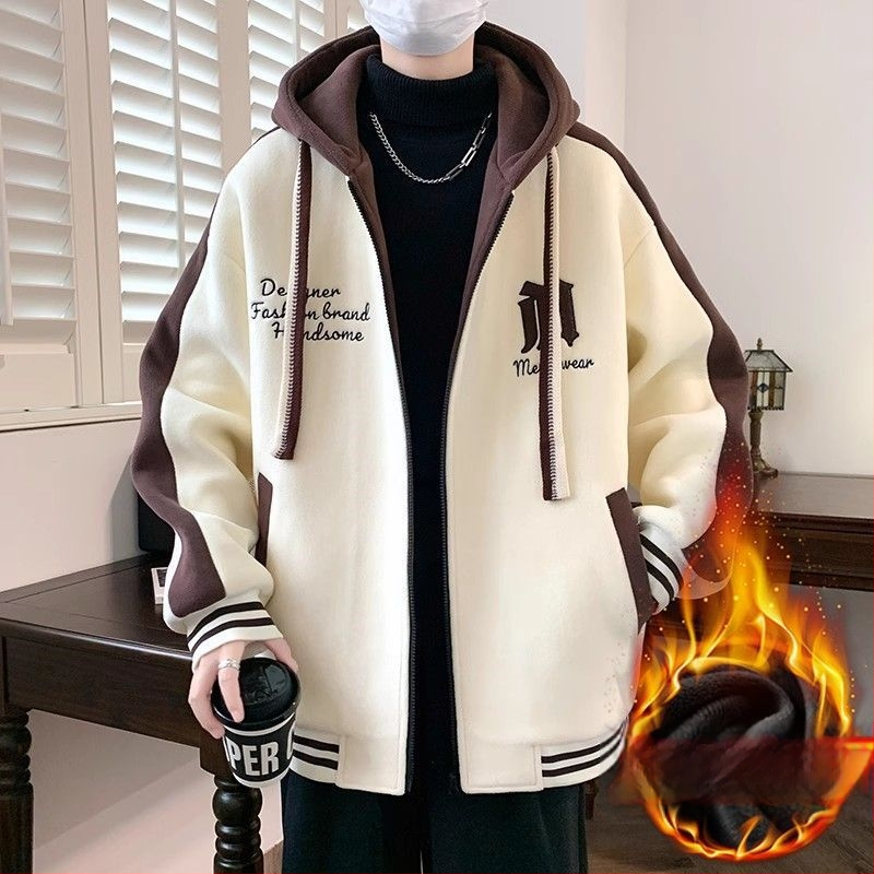 Meeste kapuutsiga jakk, tikandiga, paks polüesterseguga, vaba lõige, tõmblukk.