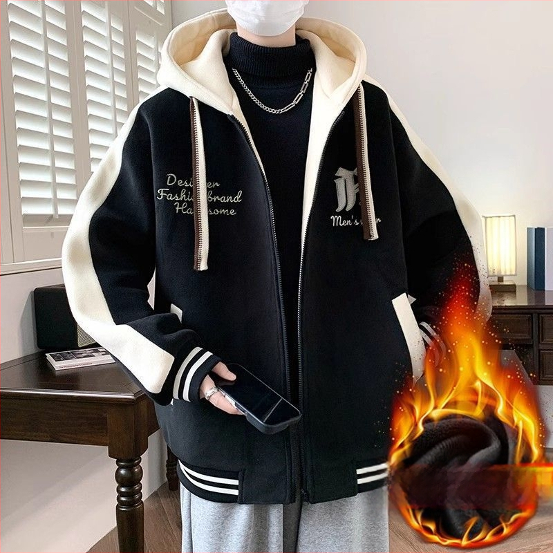 Meeste kapuutsiga jakk, tikandiga, paks polüesterseguga, vaba lõige, tõmblukk.