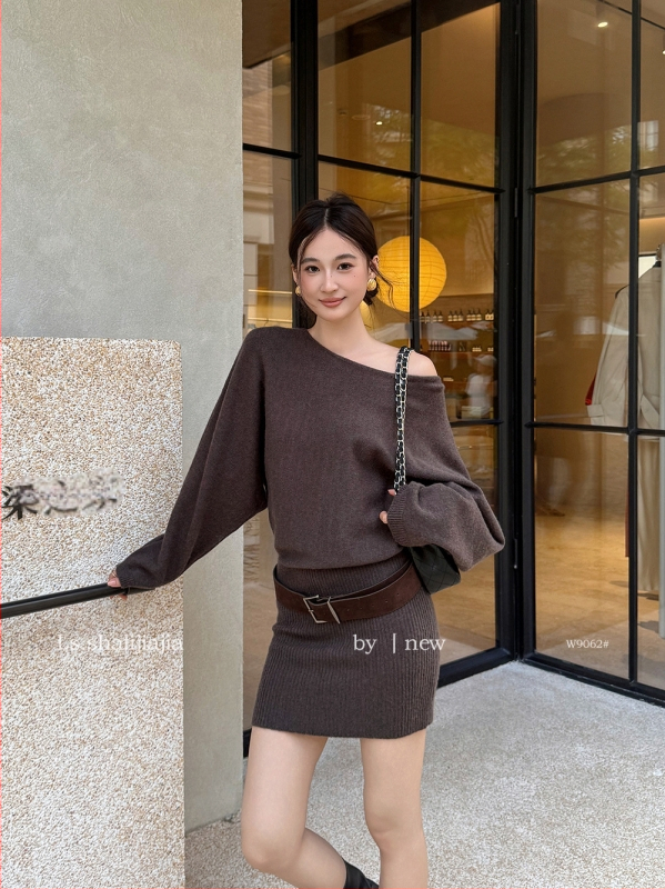 Kootud sviiter diagonaalse kaelusega, pikad varrukad, sale lõige, akrüül-nailon segust