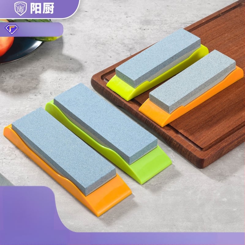 Brúsny kameň na nože – korund; Funkcia: brúsenie; Použitie: brúsenie tupých nožov; Zrnitosť 240/320; Protisklzová gumová podlaha