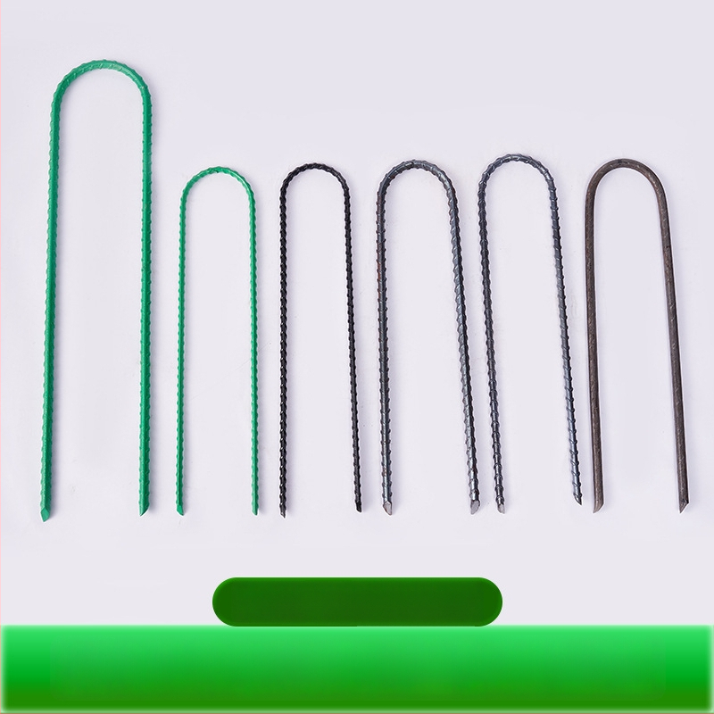 Závitové U-tvarované kolíky do zeme s šikmým hrotom, galvanizované, na upevnenie rúr v záhrade a v skleníku a na upevnenie fólie proti burine