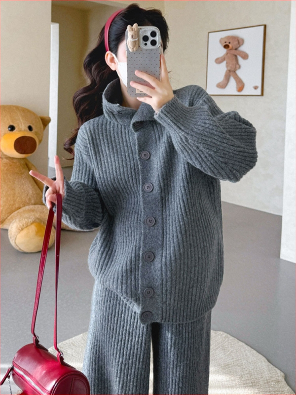 Tehotenský set: pletený kardigán s gombíkmi a nohavicový set; materiál: polyester s akrylom 30–50% a spandex <30% (uvedené 2025)