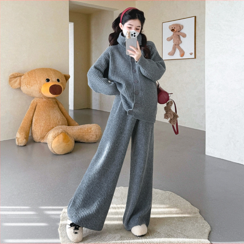 Tehotenský set: pletený kardigán s gombíkmi a nohavicový set; materiál: polyester s akrylom 30–50% a spandex <30% (uvedené 2025)