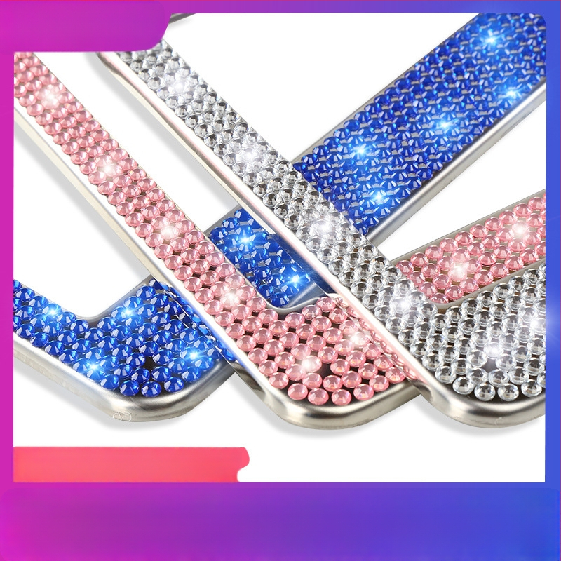 Modelis: Deimantinė numerio plokštelės rėmelis; Medžiaga: nerūdijantis plienas; Tipas: rhinestone, akriliniai akmenys; Suderinamas su JAV numerio plokštelėmis