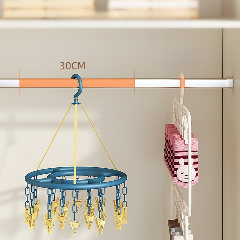 Sušiak na ponožky s viacerými klipsami – plastový vešiak, odolný voči vetru, na domáce aj balkónové použitie.