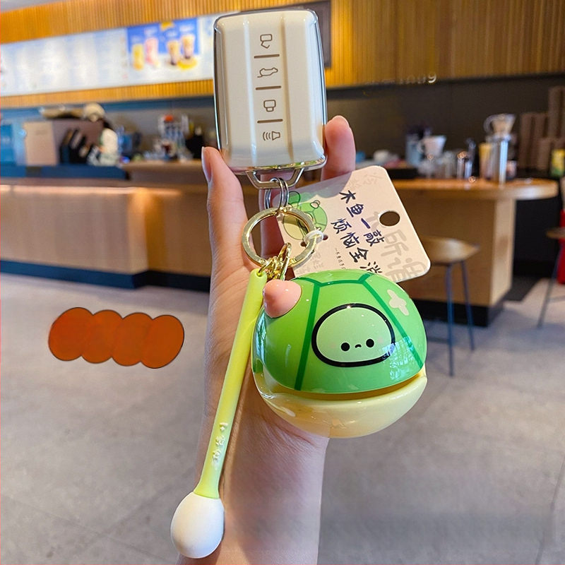 PVC kľúčenka s karikatúrnym štýlom a motívom korytnačky, individuálne balená, vhodná ako darček k svadbám, narodeninám a promóciám.